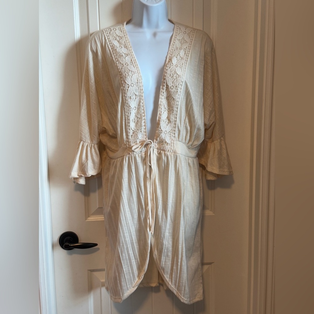 Absolutely Famous Elegant Beige Lace Trim Robe w/Self Tie, Size Medium